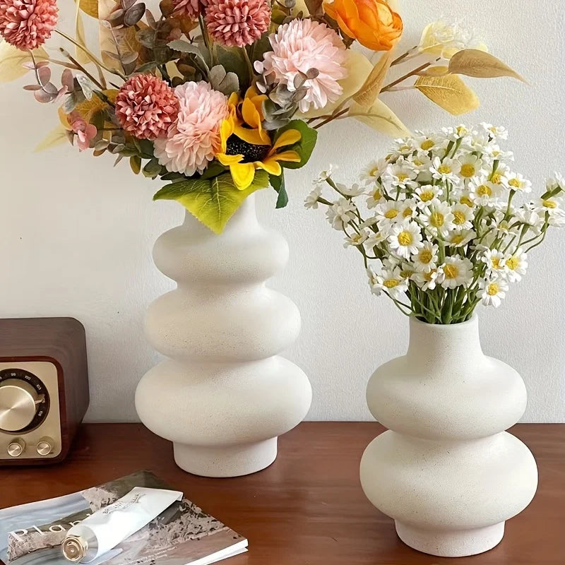 Nowoczesny ceramiczny wazon boho do salonu, sypialni. Matowa dekoracja wnętrz na suszone kwiaty, trawę pampasową.