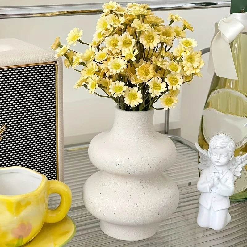 Ceramiczny wazon boho-minimalistyczny, beżowy, do suszonych kwiatów. Stylowa dekoracja wnętrz, idealna na trawę pampasową.
