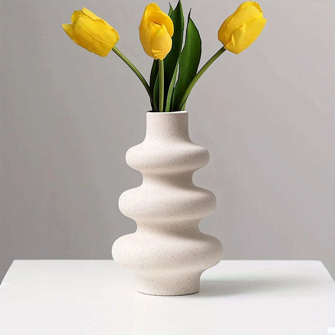 Minimalistyczny ceramiczny wazon, nowoczesny. Elegancka dekoracja domu w stylu boho. Idealny na suszone kwiaty i trawę pampasową.