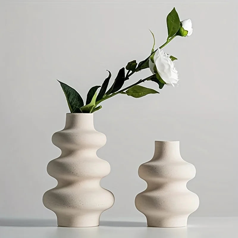 Elegancki ceramiczny wazon boho. Nowoczesna dekoracja domu, idealna na suszone kwiaty i trawę pampasową. Styl minimalistyczny.