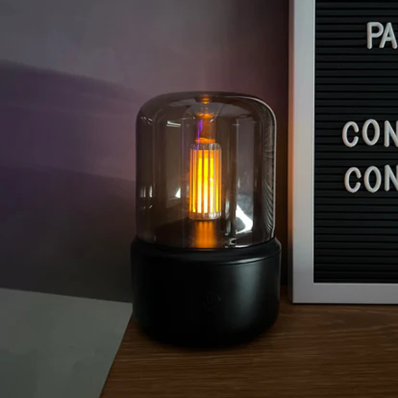Dyfuzor do aromaterapii z płomieniem LED, tworzący relaksującą atmosferę i poprawiający samopoczucie.