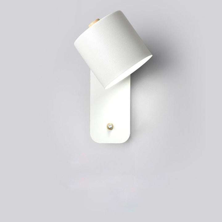 Nowoczesny kinkiet ścienny LED, metalowy design z włącznikiem. Elegancka lampa do wnętrz.