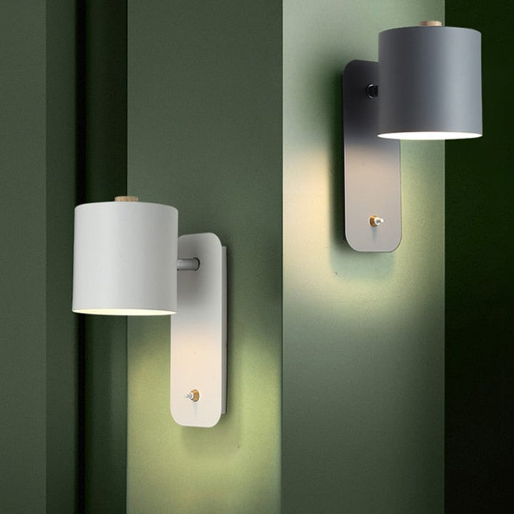 Elegancki metalowy kinkiet LED. Lampa ścienna z nowoczesnym designem, idealna do sypialni i salonu.