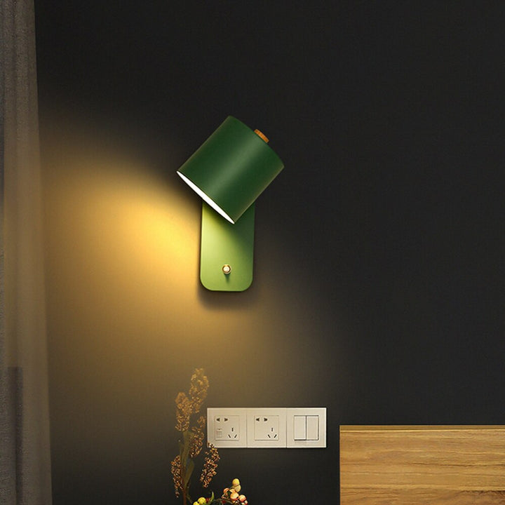 Funkcjonalny kinkiet ścienny LED. Metalowa lampa z włącznikiem, doskonała do doświetlenia wybranej strefy.