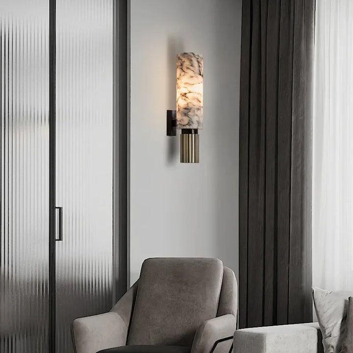Wyrafinowany kinkiet ścienny z marmuru, minimalistyczna lampa do nowoczesnych wnętrz salonowych.
