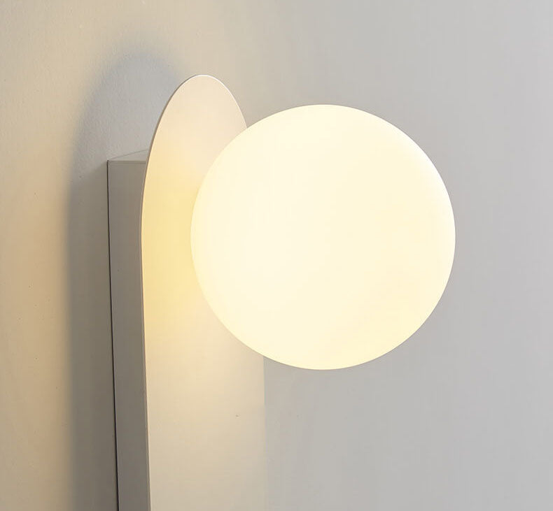 Elegancka lampa ścienna LED, pierścieniowy design, nowoczesne oświetlenie do sypialni.