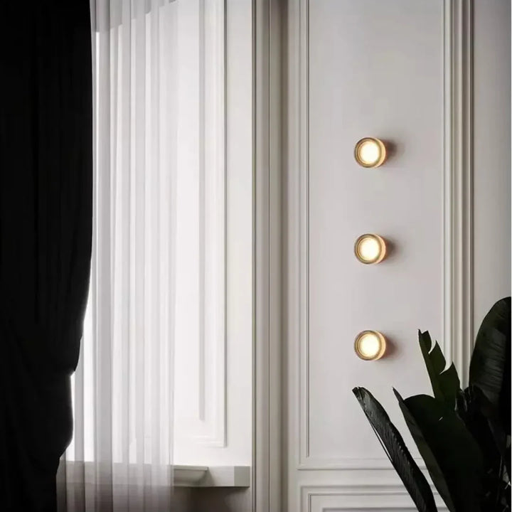 Nowoczesny kinkiet LED, skandynawski design, nastrojowe oświetlenie ścienne do salonu i sypialni.