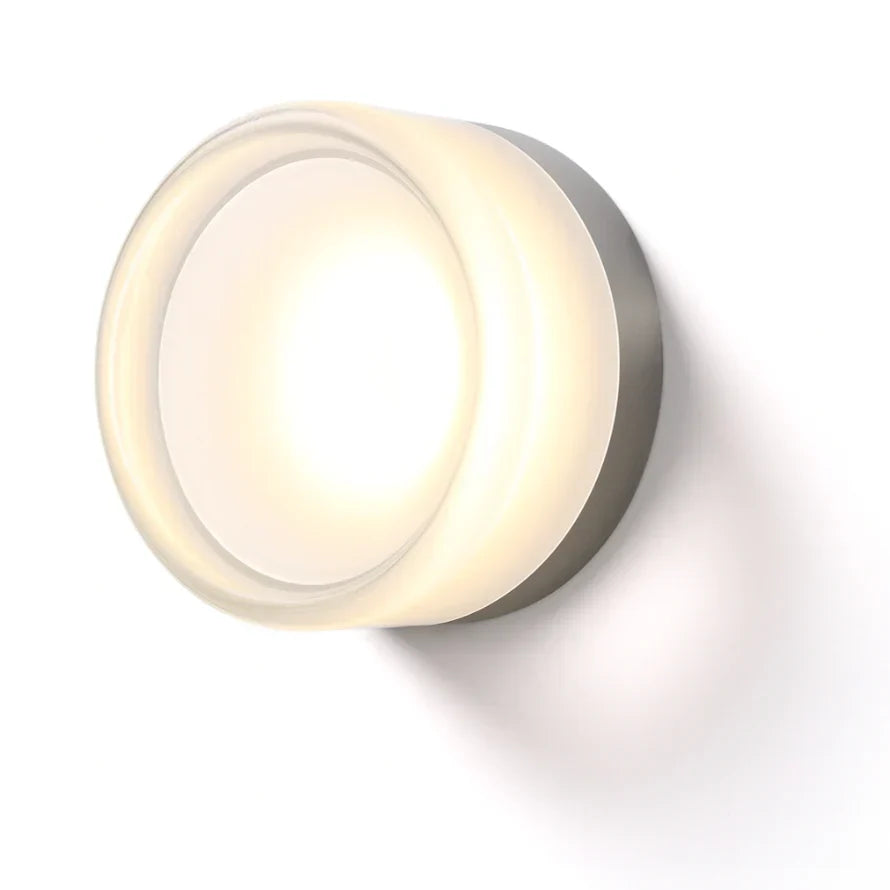 Skandynawski kinkiet LED, designerska lampa ścienna do dekoracji salonu. Tworzy ciepły nastrój.