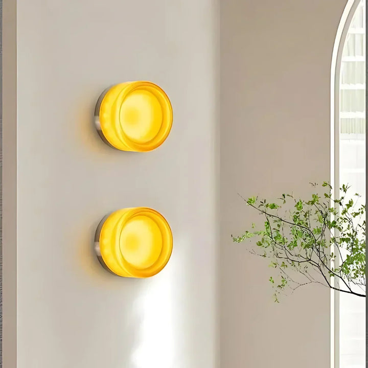 Minimalistyczna lampa ścienna LED, skandynawski design, czujnik ruchu, nastrojowe oświetlenie.