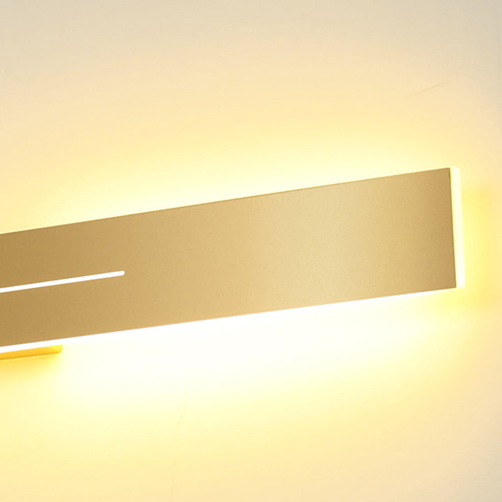 Nowoczesna lampa ścienna LED, smukły profil, idealna do salonu, czarne wykończenie.