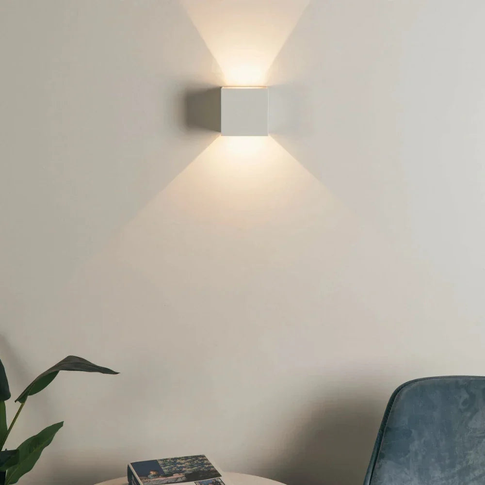 Oświetlenie ścienne LED, nowoczesny design, regulowane, do stylowego korytarza.