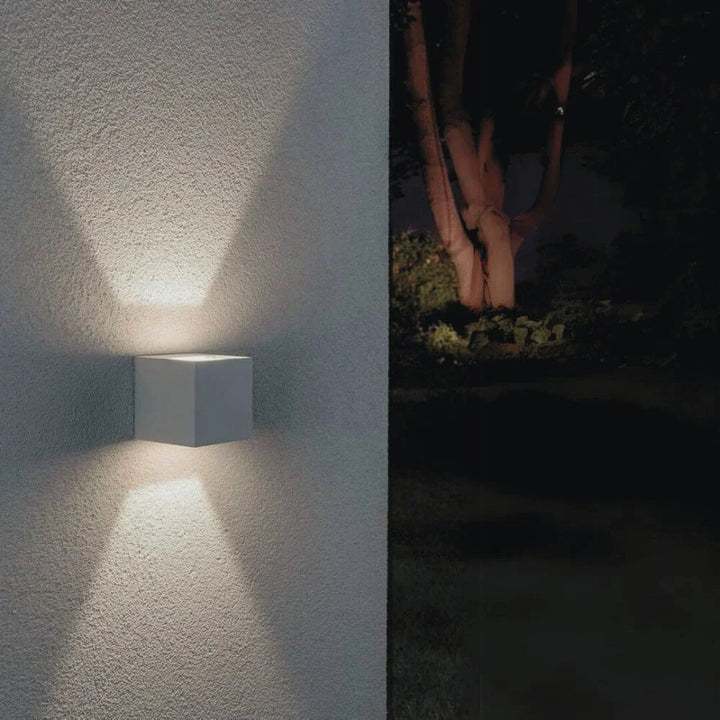 Kinkiet LED z regulacją strumienia światła, nowoczesny design do każdej ściany.