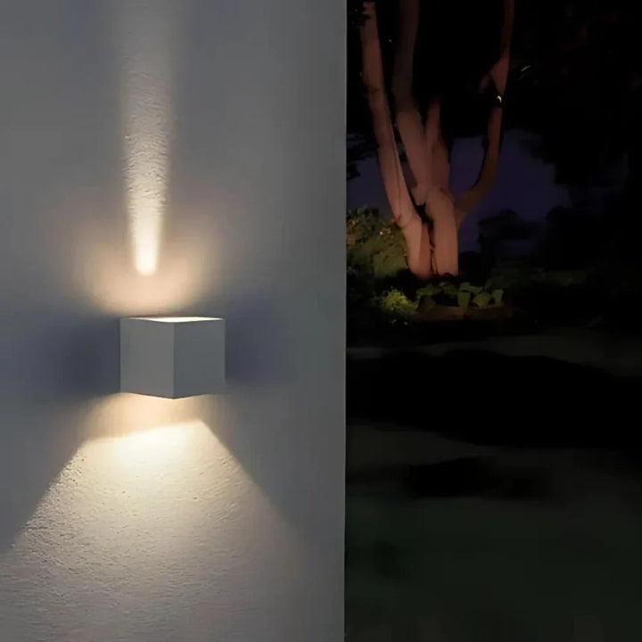 Kinkiet LED wewnętrzny, sześcienny, regulowany strumień światła, nowoczesny design.