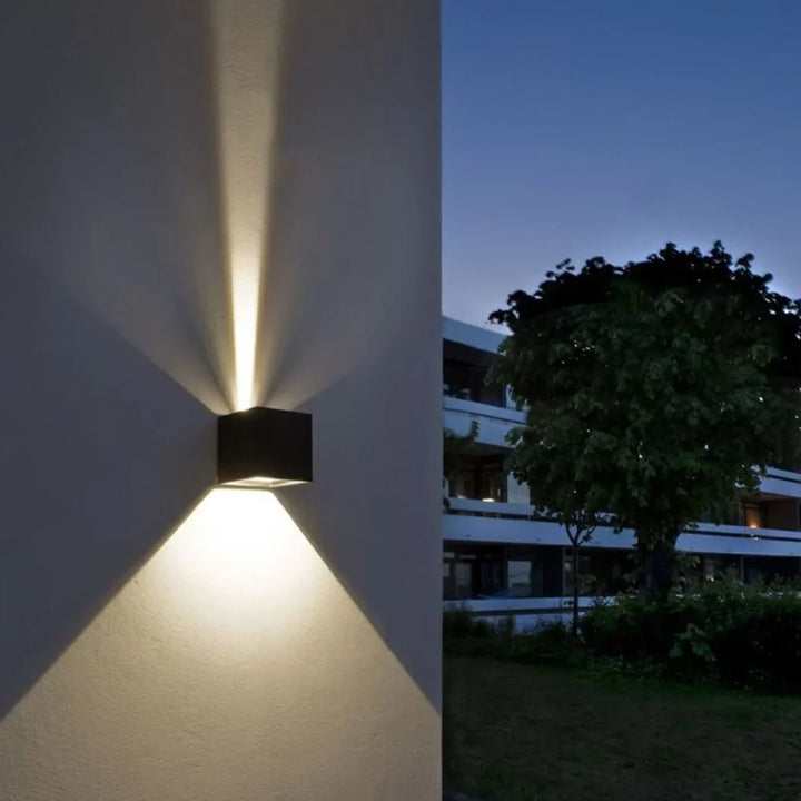 Lampa ścienna LED, regulowana, energooszczędna, w kształcie sześcianu, szara.