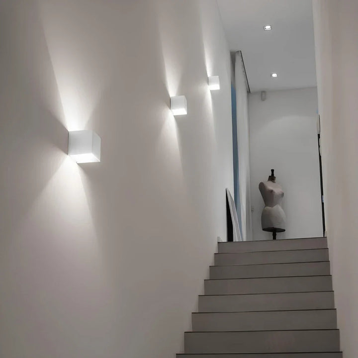 Kinkiet zewnętrzny LED, sześcienny, regulacja kąta, odporny na warunki pogodowe.