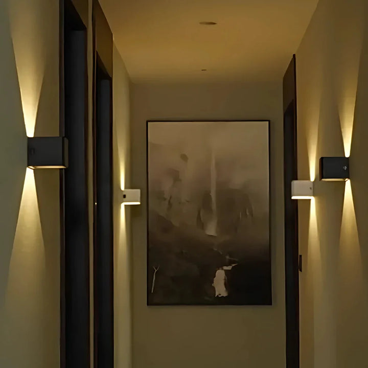 Czarny, regulowany kinkiet LED, sześcienny, nowoczesny design, do ogrodu.