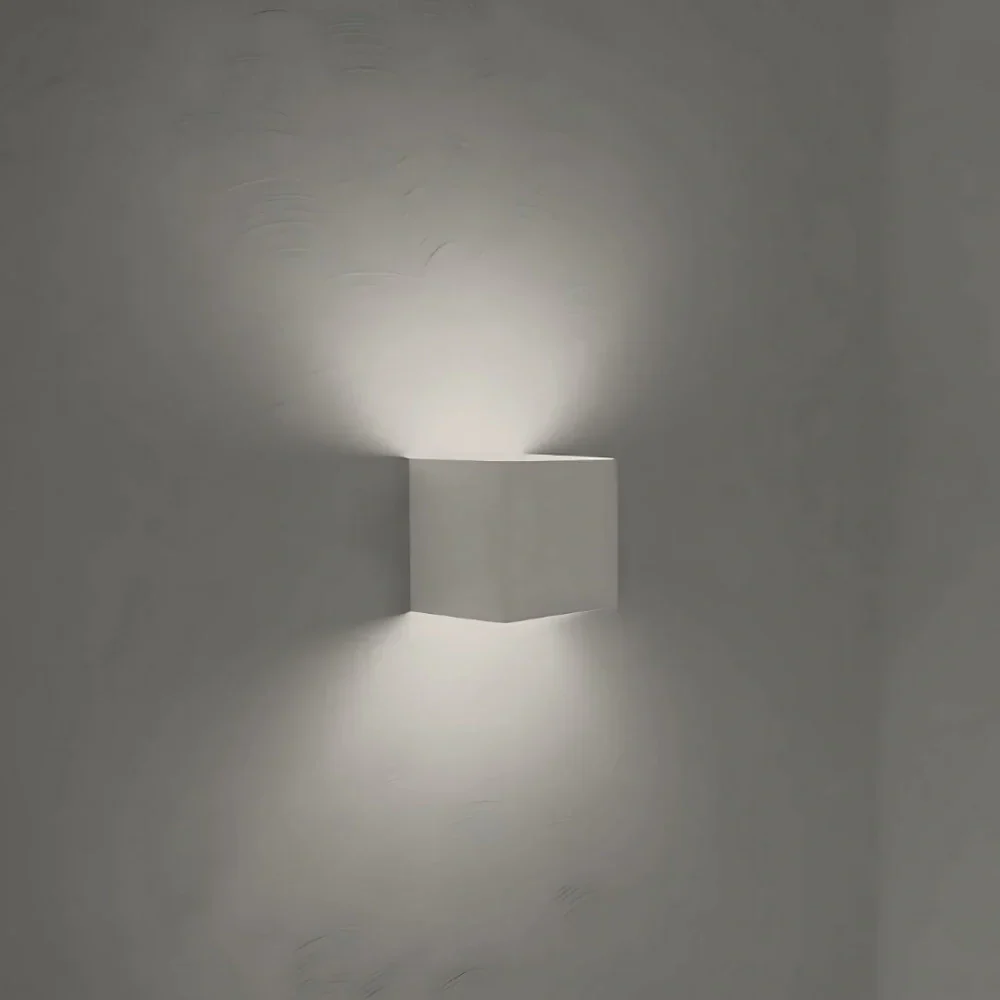 Minimalistyczna lampa ścienna LED, sześcienna forma, do salonu lub sypialni.