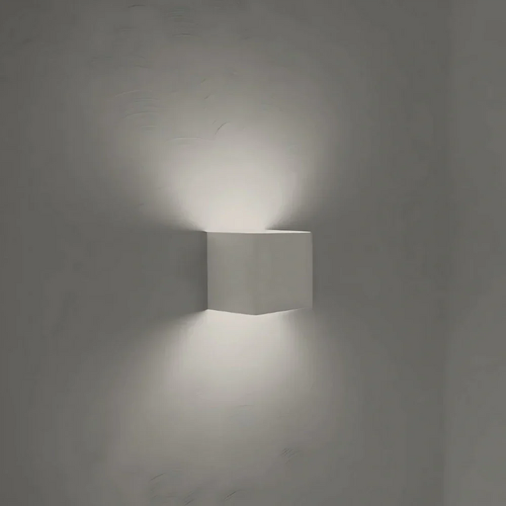 Minimalistyczna lampa ścienna LED, sześcienna forma, do salonu lub sypialni.