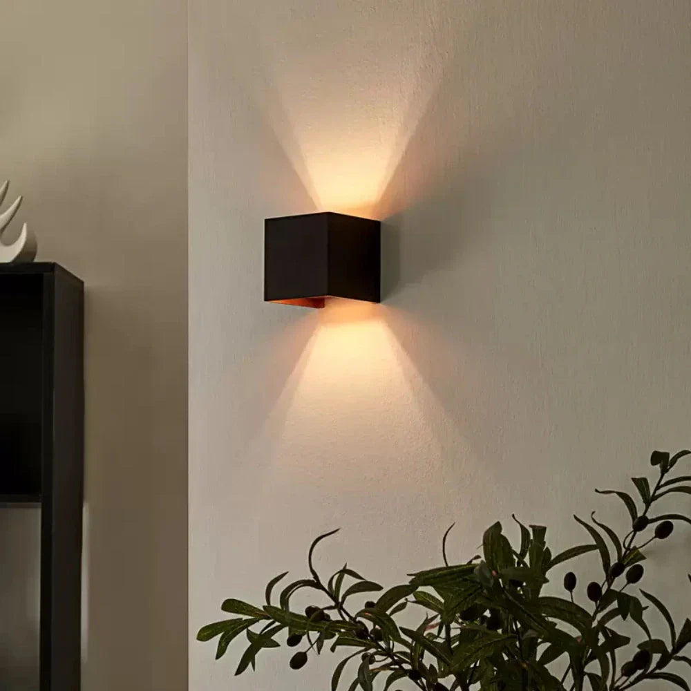 Designerskie oświetlenie LED, sześcienny kształt, regulowane, do nowoczesnych przestrzeni.
