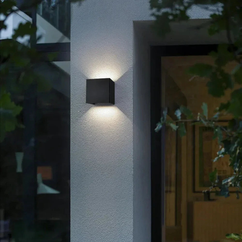 Nowoczesna lampa LED na ścianę, regulowany promień światła, czarna, stylowa.
