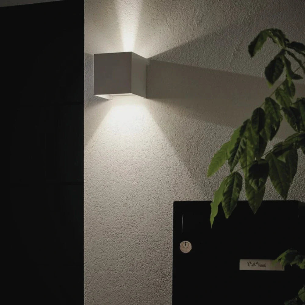 Kinkiet LED regulowany góra-dół, sześcienny design, idealny do ogrodu lub na taras.