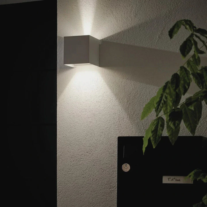 Kinkiet LED regulowany góra-dół, sześcienny design, idealny do ogrodu lub na taras.
