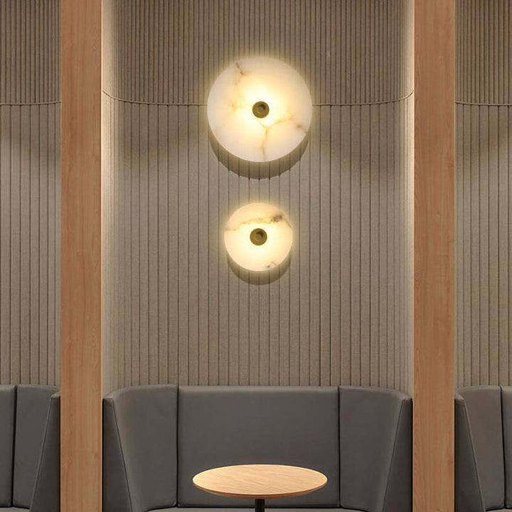 Minimalistyczny czarny kinkiet LED, akrylowy dyfuzor, designerskie oświetlenie.