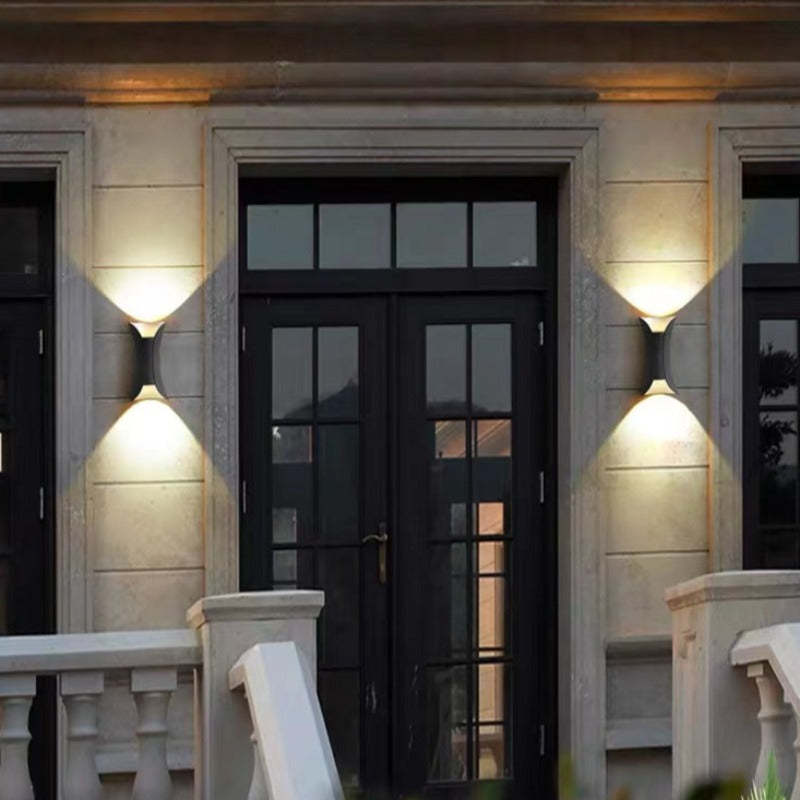 Lampa ścienna LED zewnętrzna, zakrzywiona, idealna do podkreślenia architektury elewacji.