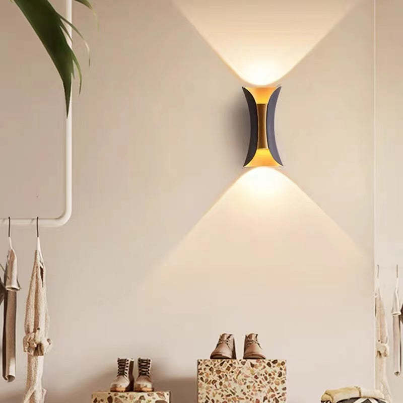 Zakrzywiona lampa LED na elewację, góra-dół, energooszczędne oświetlenie ogrodowe.
