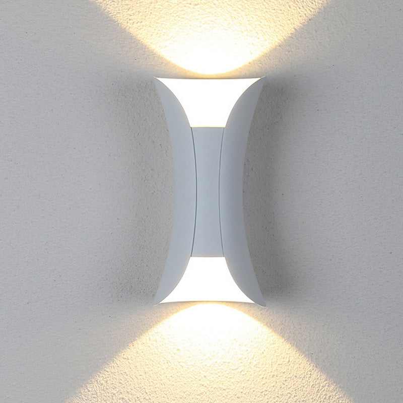 Zakrzywiona lampa ścienna LED, zewnętrzna, czarna, do ogrodu, zapewnia światło góra-dół.
