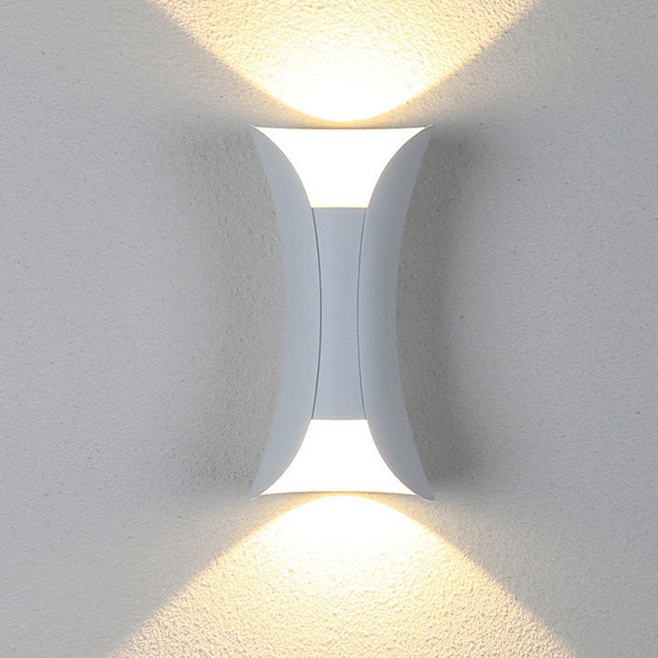 Zakrzywiona lampa ścienna LED, zewnętrzna, czarna, do ogrodu, zapewnia światło góra-dół.
