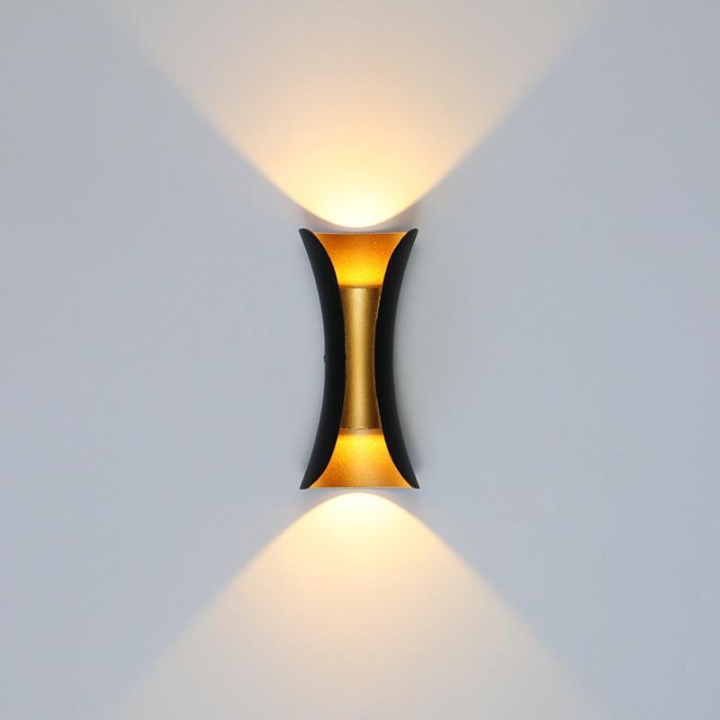 Designerski kinkiet zewnętrzny LED, czarny, nowoczesne oświetlenie dekoracyjne balkonu.