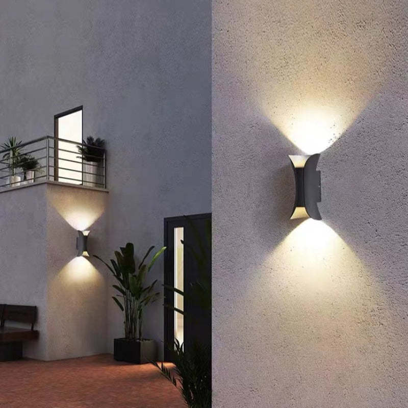 Lampa elewacyjna LED góra-dół, zakrzywiony kształt, odporna na warunki zewnętrzne, czarna.
