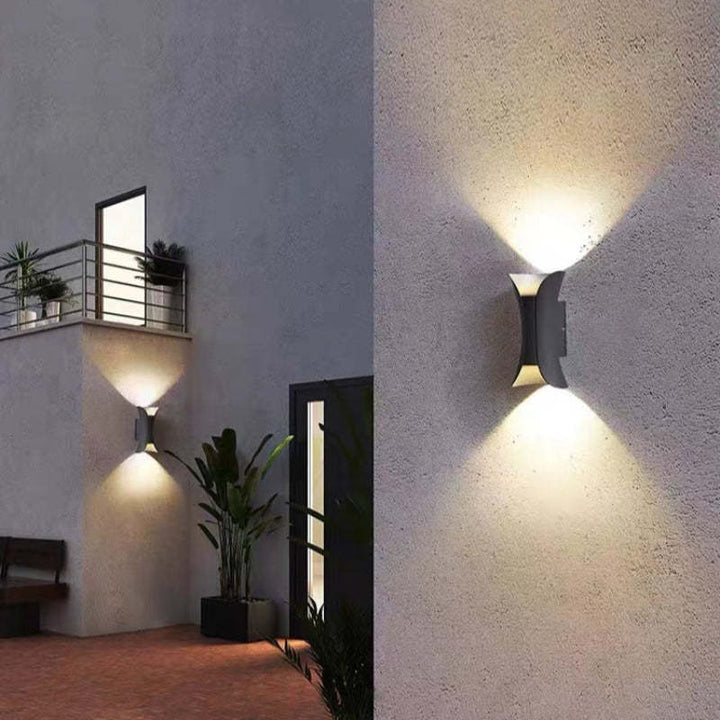 Lampa elewacyjna LED góra-dół, zakrzywiony kształt, odporna na warunki zewnętrzne, czarna.