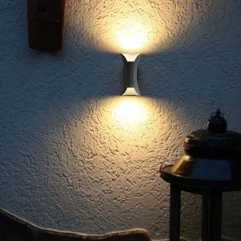 Czarny kinkiet LED do ogrodu, oświetlenie ścienne dwustronne, nowoczesny wygląd i funkcja.