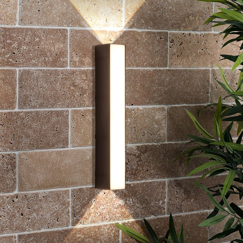 Elegancki kinkiet LED zewnętrzny do ogrodu, tarasu. Nowoczesne oświetlenie elewacyjne, odporne na pogodę.
