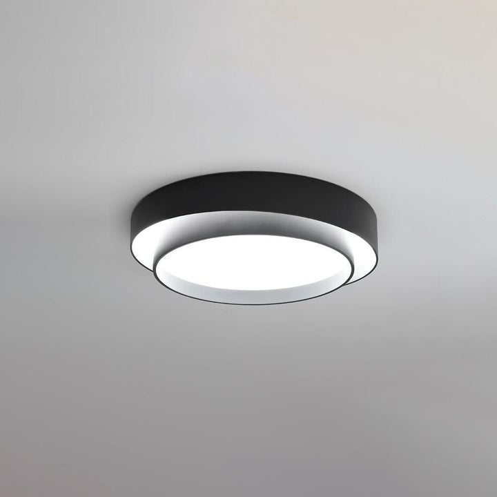 Minimalistyczny biały plafon LED z regulacją jasności do sypialni, energooszczędny.