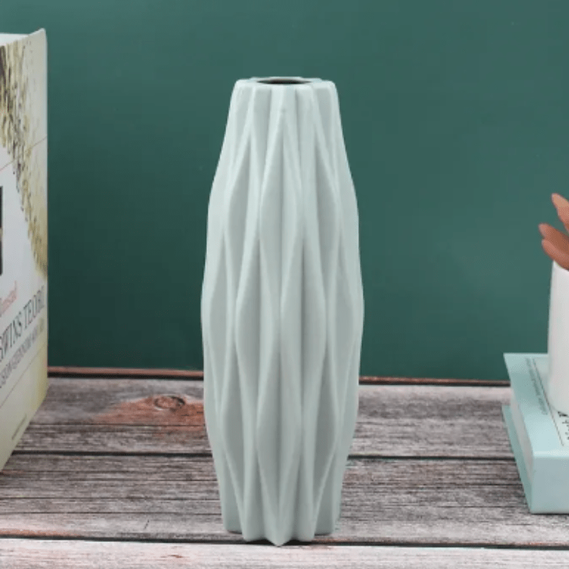 Stylowy wazon plastikowy, nowoczesny design. Idealny do salonu, na komodę w stylu skandynawskim.