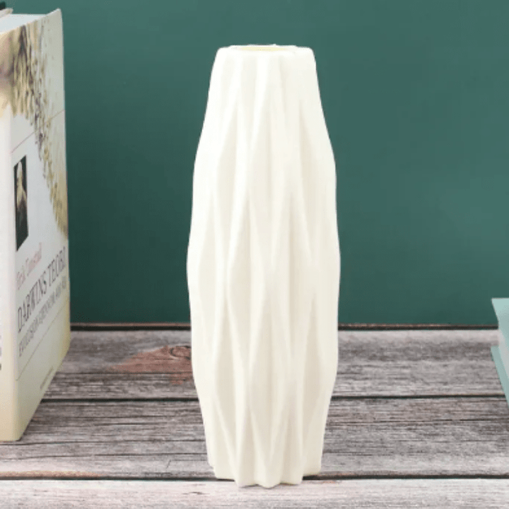 Plastikowy wazon z efektem origami, nowoczesny. Ozdoba do salonu, minimalistyczny akcent.