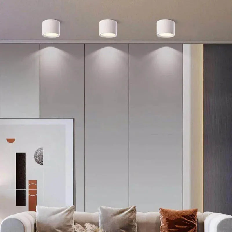 Energooszczędna lampa LED natynkowa. Nowoczesny downlight sufitowy z regulowanym światłem do każdego wnętrza.