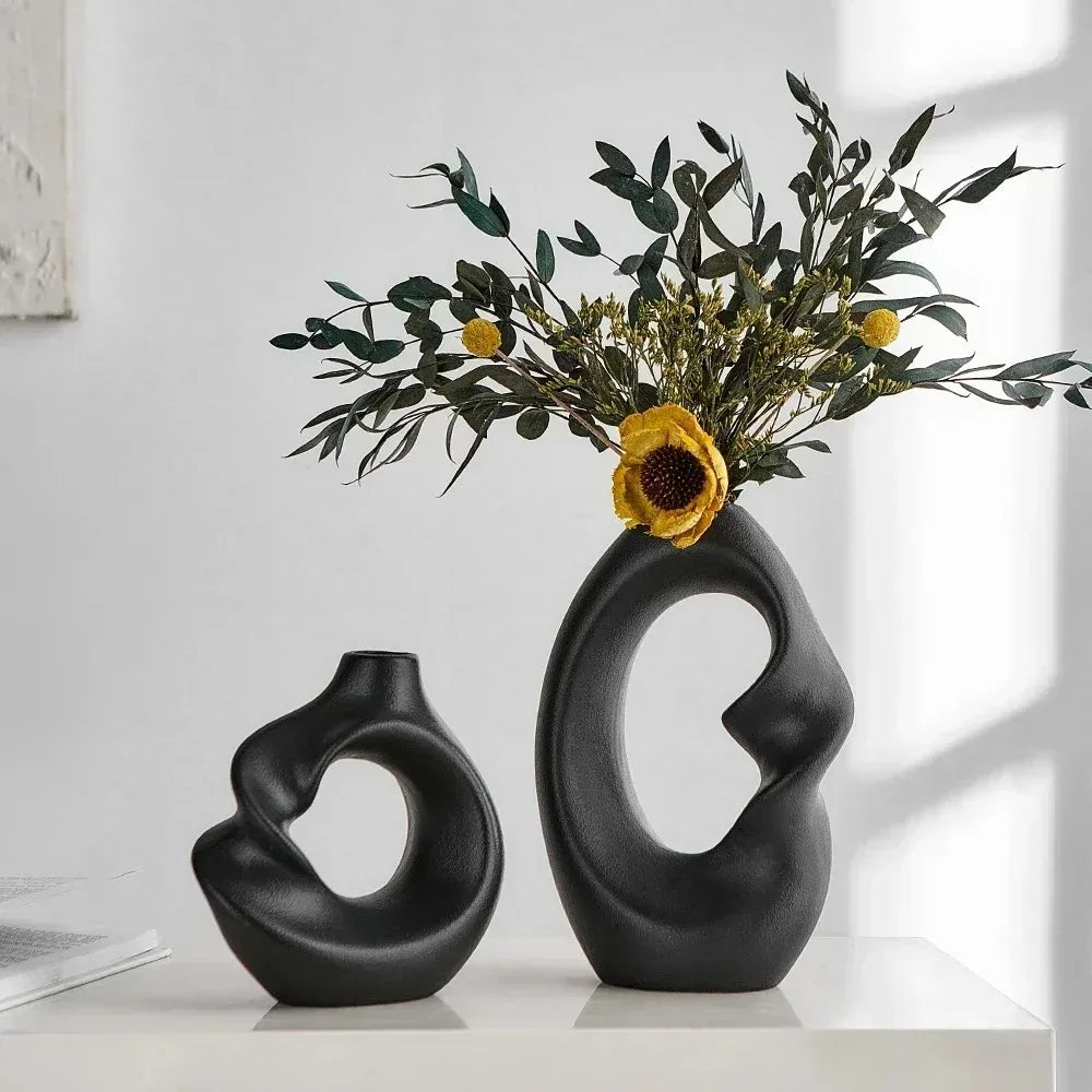Nowoczesny wazon ceramiczny beżowy, czarny lub niebieski. Elegancka dekoracja i stylowa ozdoba do wnętrz, rzeźba.
