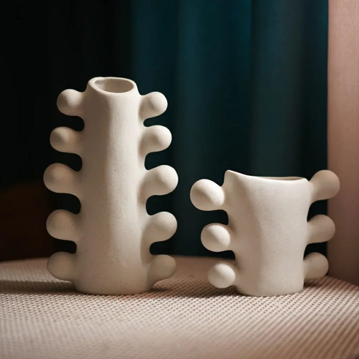 Nowoczesny wazon dekoracyjny rzeźbiony do salonu. Elegancka ozdoba wnętrza w minimalistycznym designie.