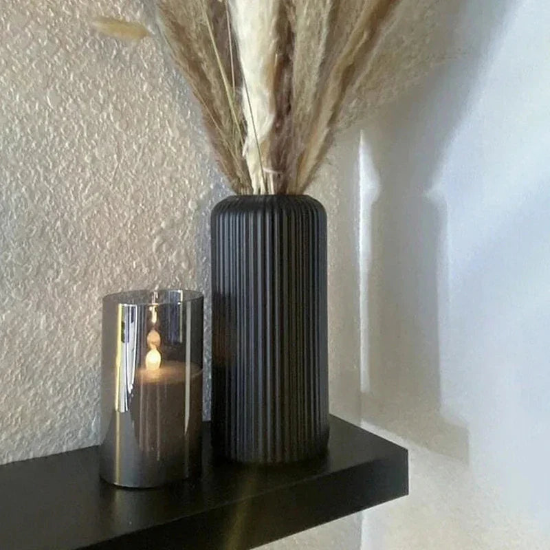 Elegancki wazon pasiasty, idealna dekoracja stołu. Nowoczesny design do salonu i jadalni.