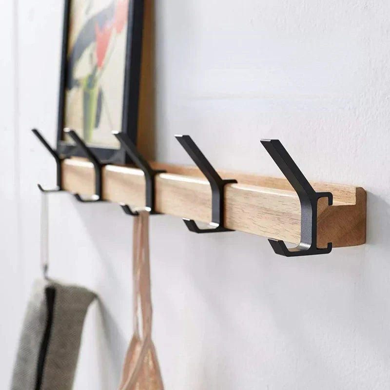 Nowoczesny wieszak ścienny z regulowanymi haczykami, idealny do przedpokoju. Minimalistyczny organizer na ubrania i akcesoria.