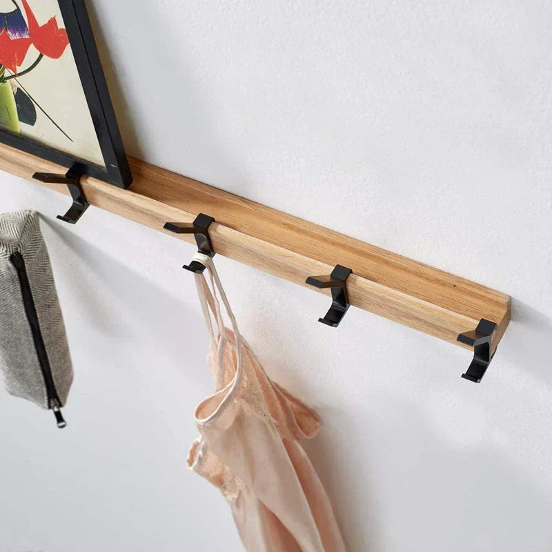 Elegancki wieszak ścienny do przedpokoju. Regulowane haczyki pomagają utrzymać porządek w domu. Nowoczesny design.