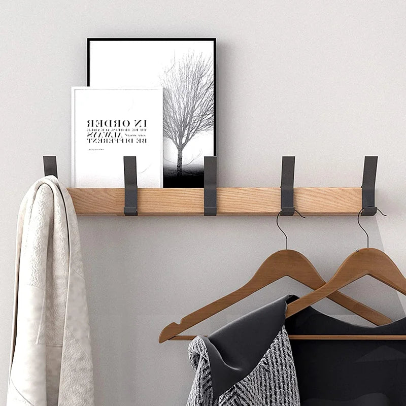 Uniwersalny wieszak ścienny z regulacją haczyków. Minimalistyczny organizer na ubrania i klucze do sypialni i przedpokoju.