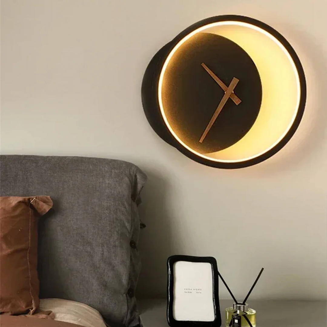 Designerski zegar ścienny LED z innowacyjnym efektem świetlnym. Idealny do nowoczesnego salonu czy biura.