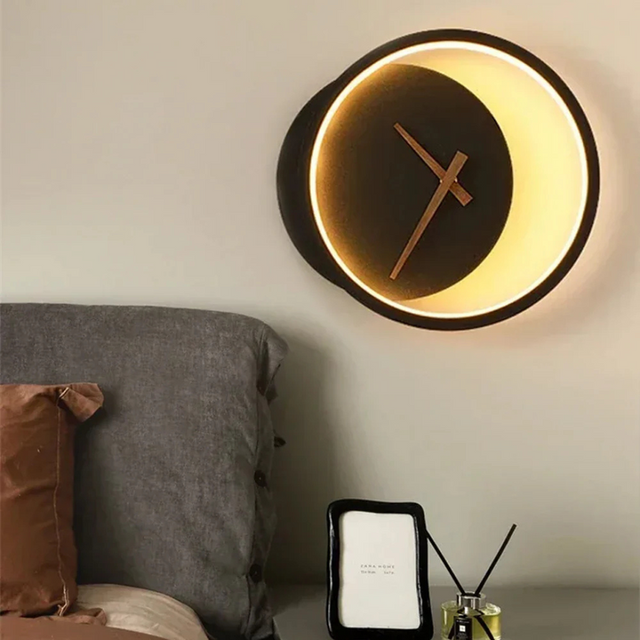 Designerski zegar ścienny LED z innowacyjnym efektem świetlnym. Idealny do nowoczesnego salonu czy biura.