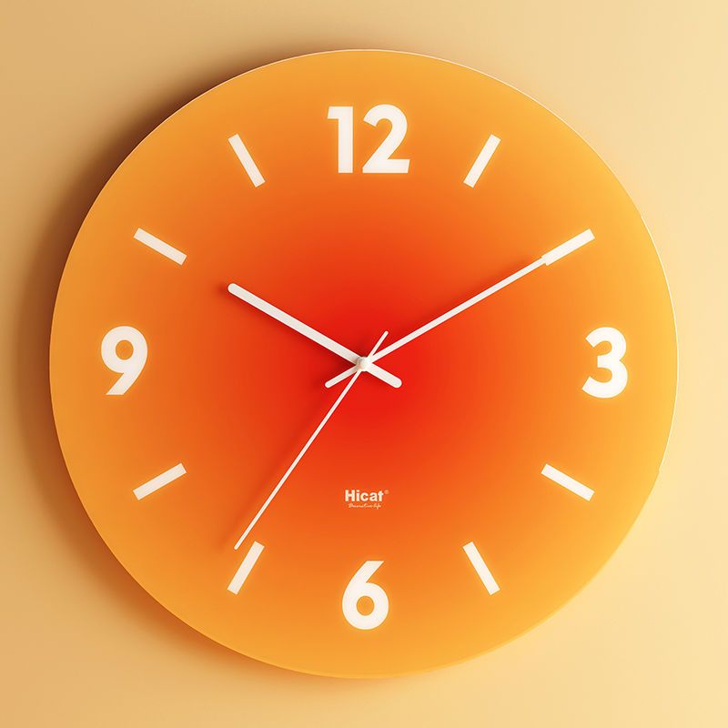 Szczegół nowoczesnego zegara ściennego. Minimalistyczny design, cichy mechanizm i elegancka szklana tarcza.