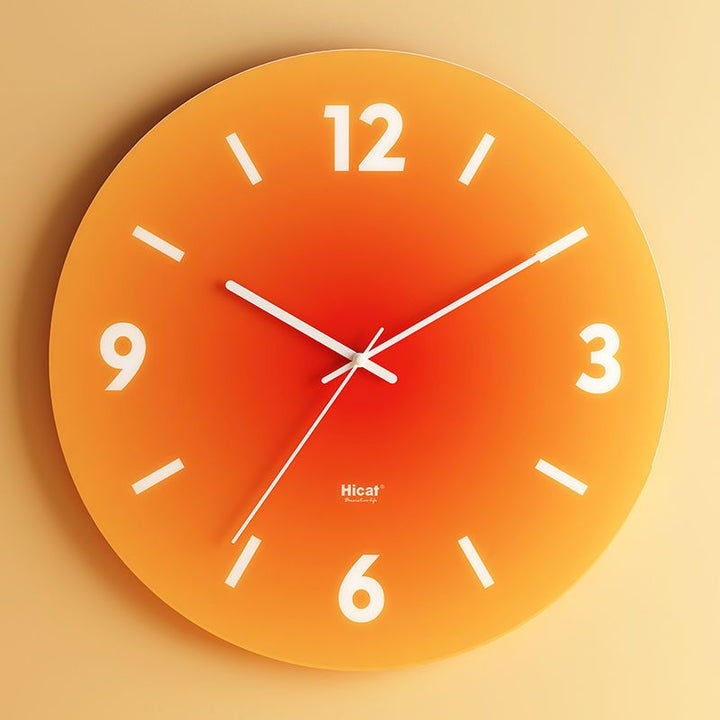 Szczegół nowoczesnego zegara ściennego. Minimalistyczny design, cichy mechanizm i elegancka szklana tarcza.